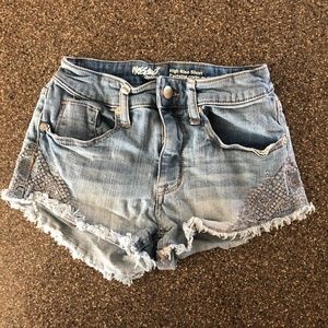 Cute Jean shorts w detail